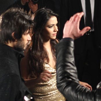 Fans Rush To Humaima Malik In London